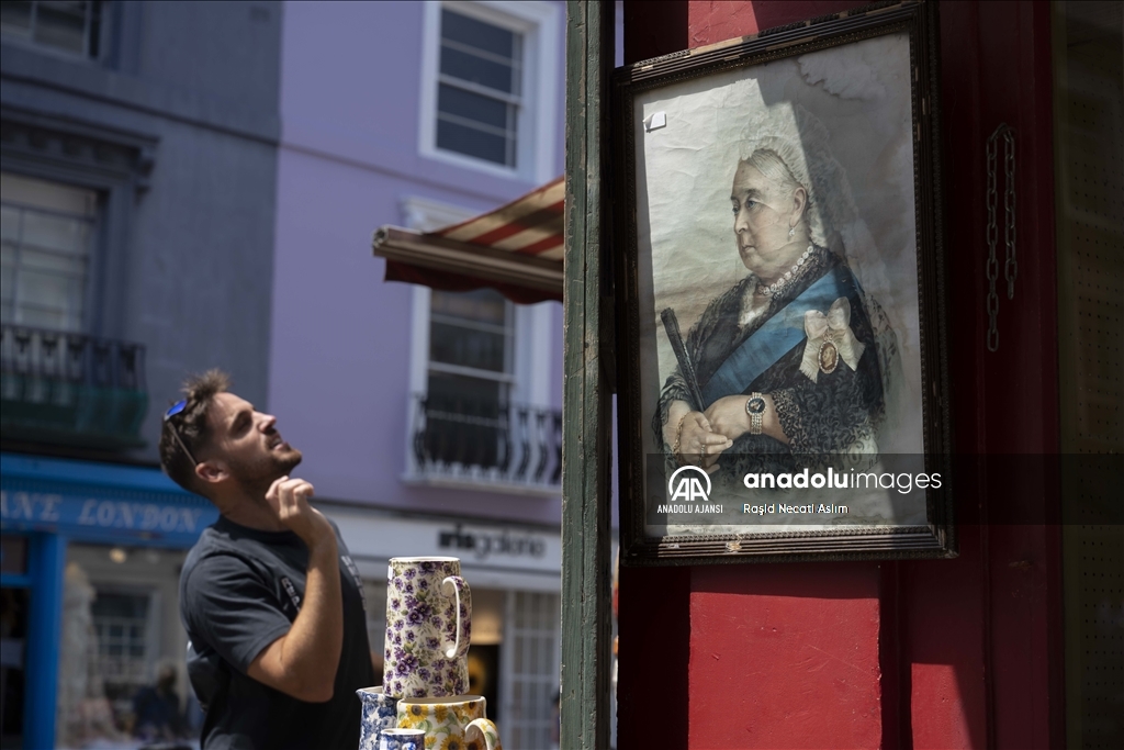 İngiltere’nin meşhur pazarı Portobello Road Market yoğun ilgi görüyor