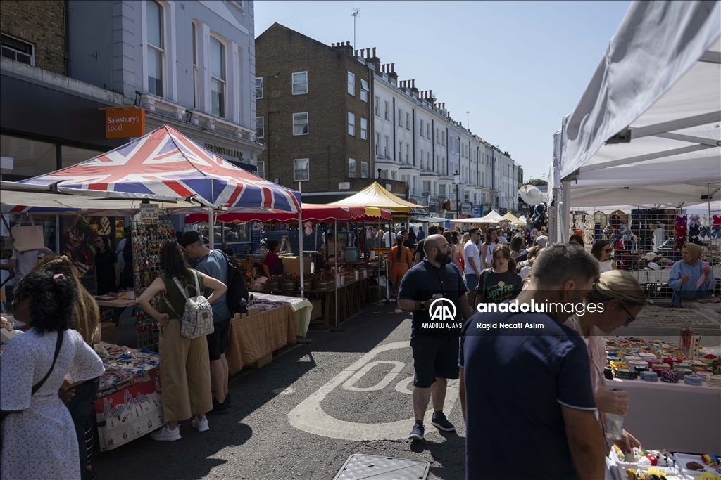 İngiltere’nin meşhur pazarı Portobello Road Market yoğun ilgi görüyor