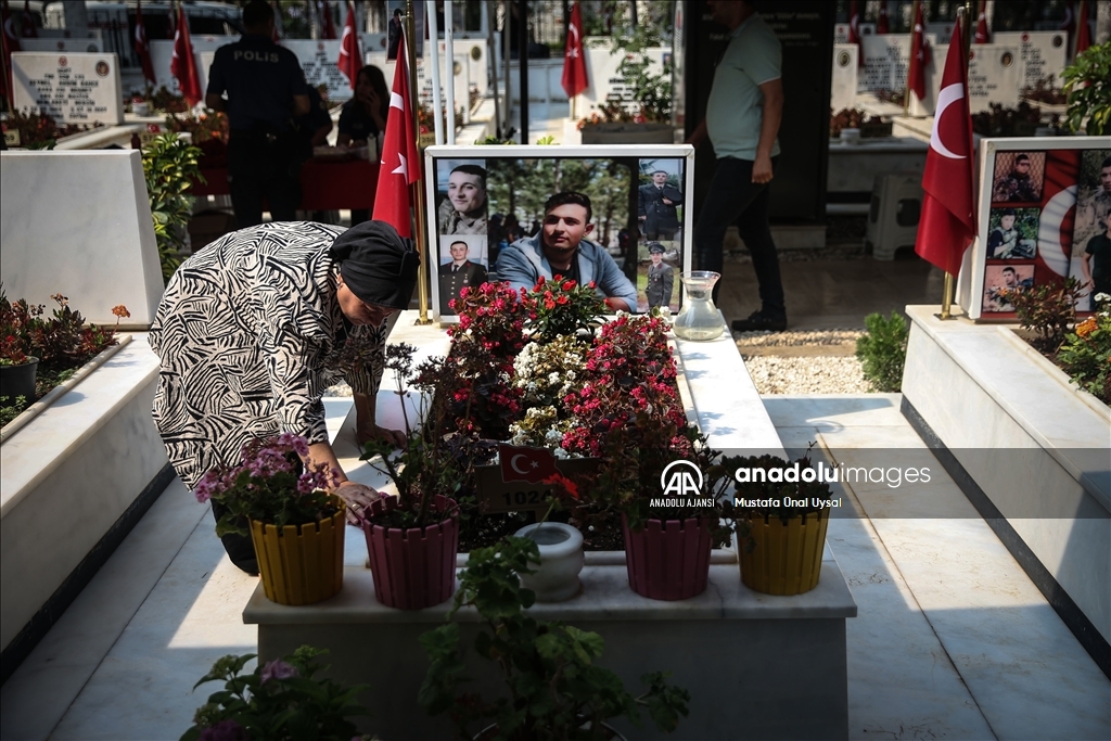 Mersin'de bayram arifesinde şehitlikler ve mezarlıklar ziyaret edildi