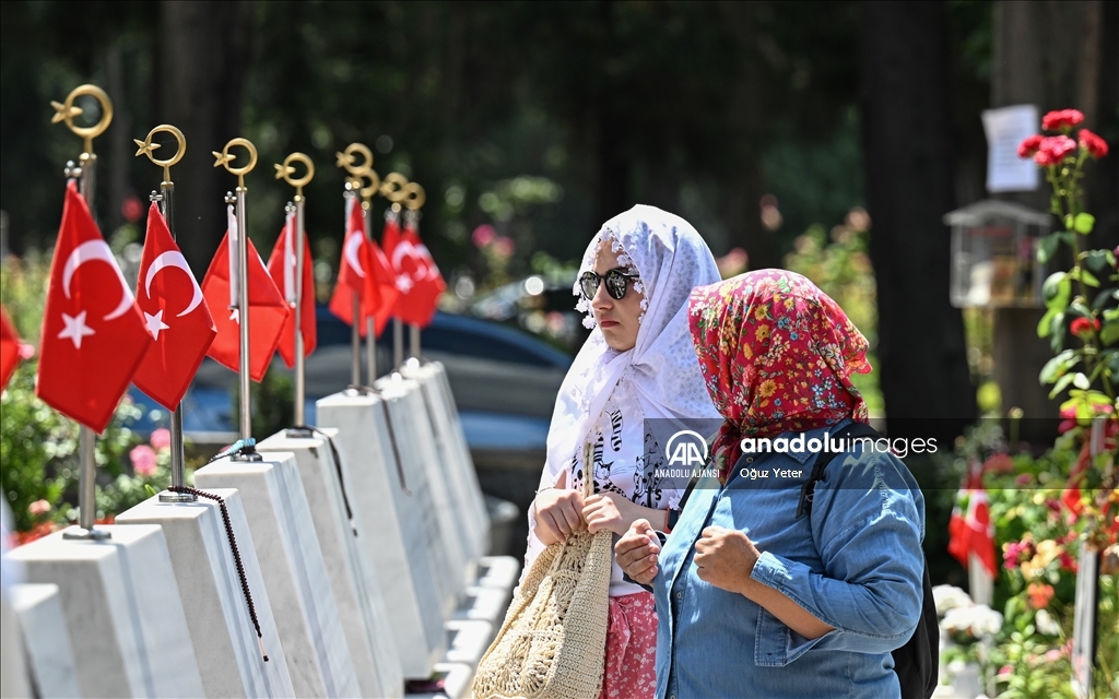 Şehit aileleri Edirnekapı Şehitliği'ni ziyaret etti
