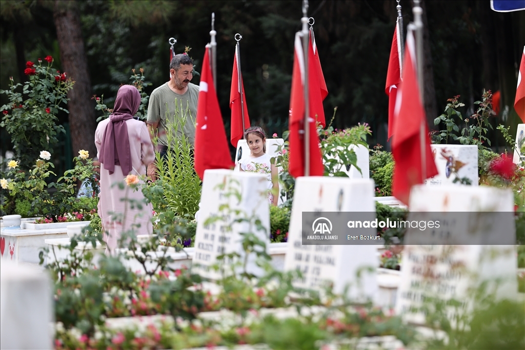 Adana'da bayram arifesinde şehitlikler ve mezarlıklar ziyaret edildi
