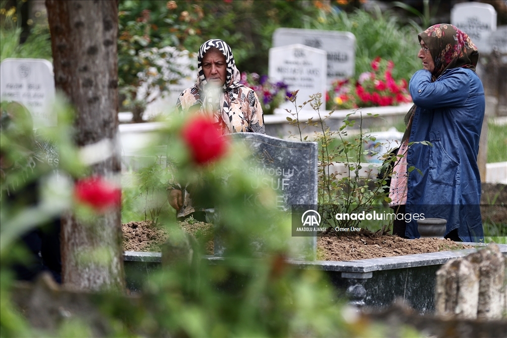  Düzce'de arife gününde mezarlıklar ziyaret edildi