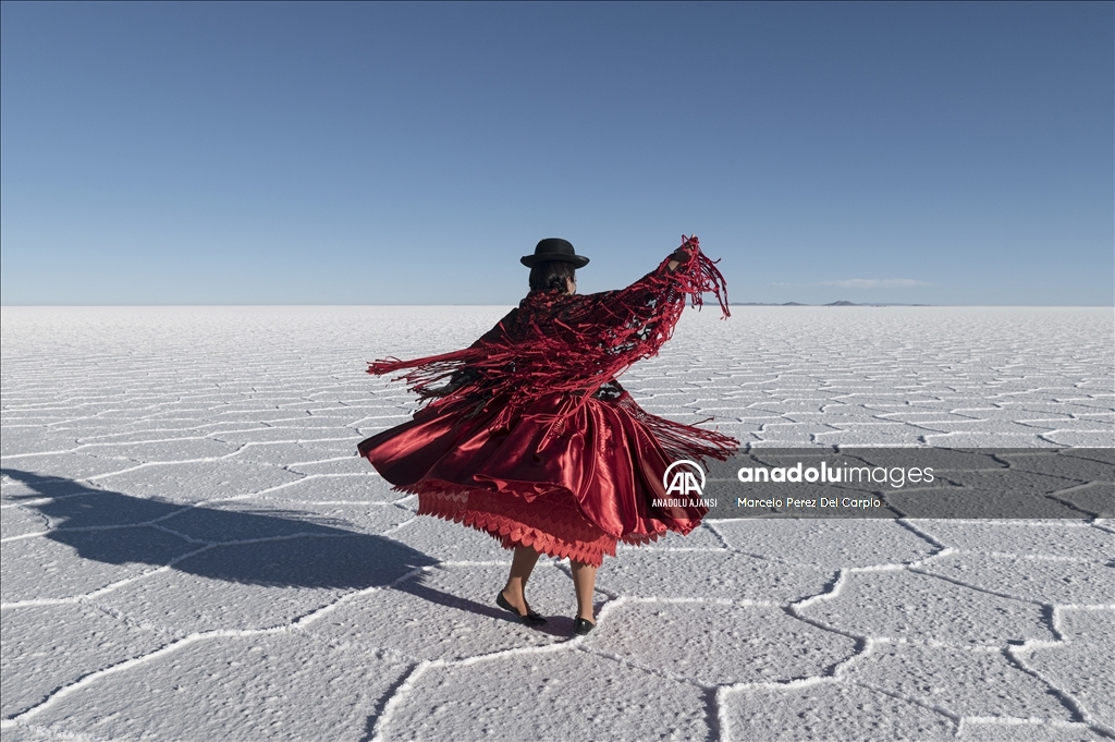 Bolivya'da bulunan Salar de Uyuni Gölü