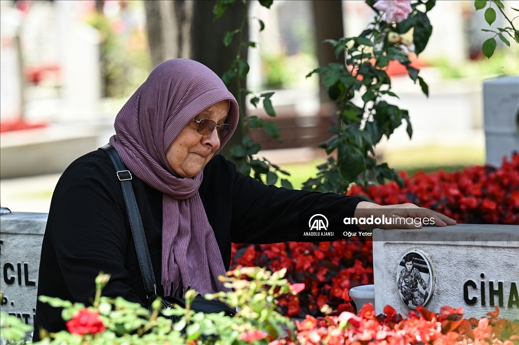 Şehit aileleri Edirnekapı Şehitliği'ni ziyaret etti
