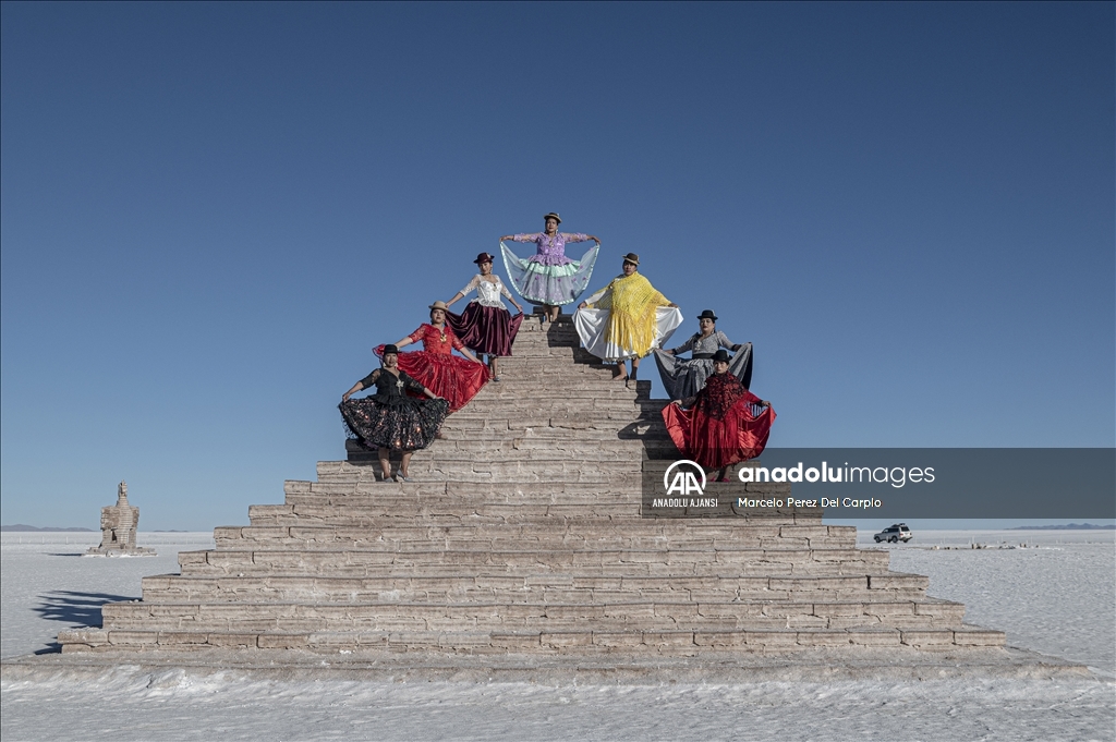Bolivya'da bulunan Salar de Uyuni Gölü