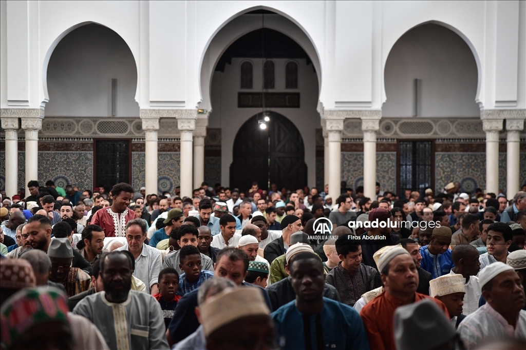 Paris'te Kurban Bayramı Namazı kılındı