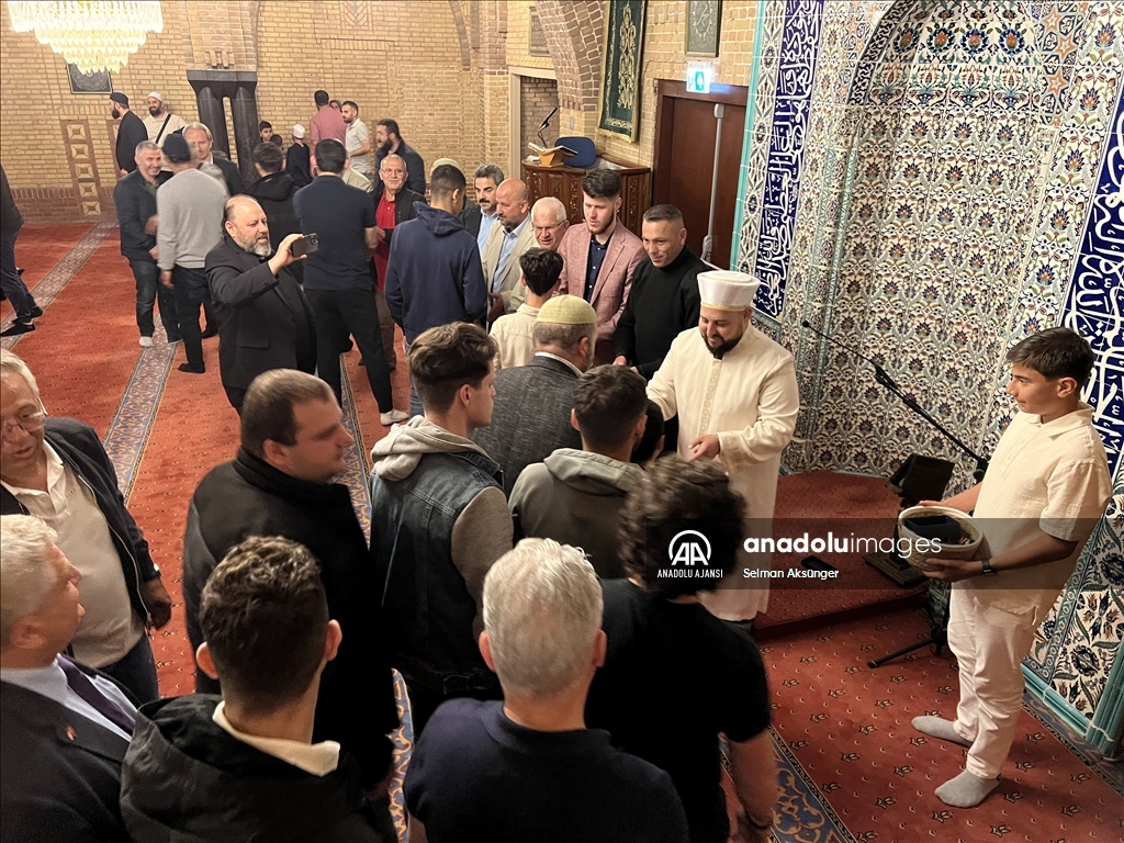 Hollanda'da bayram namazı kılındı