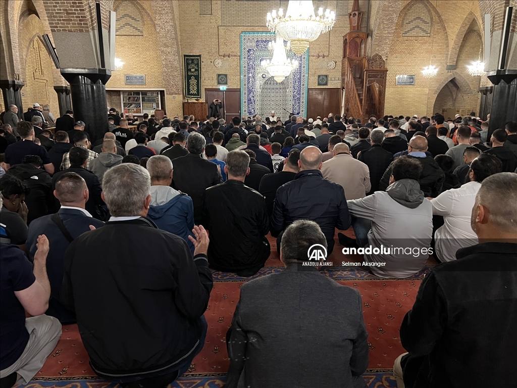 Hollanda'da bayram namazı kılındı