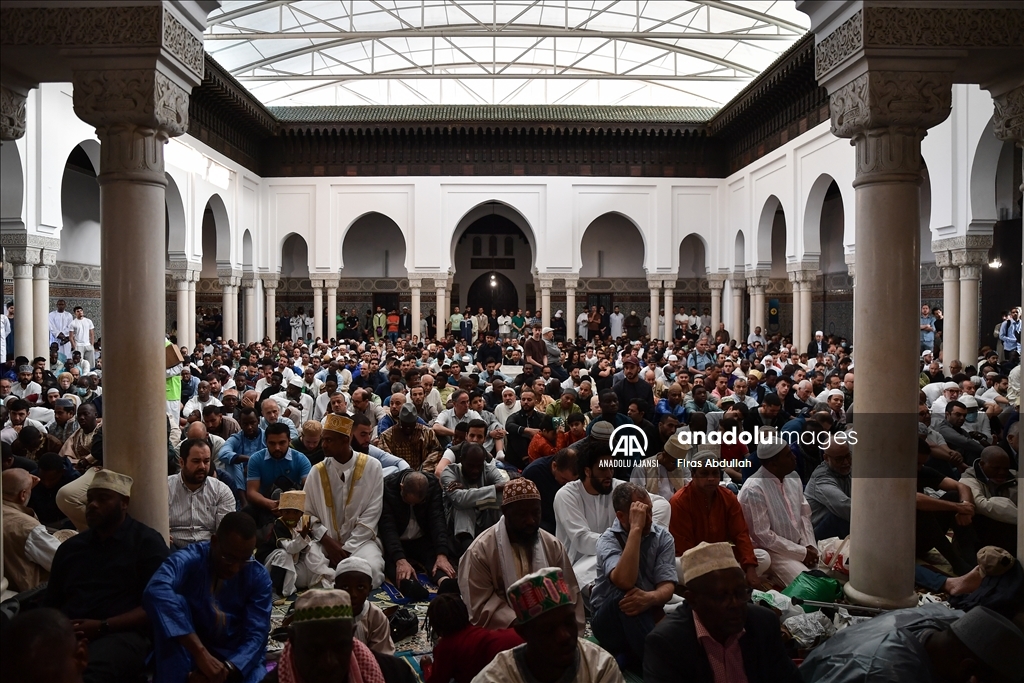 Paris'te Kurban Bayramı Namazı kılındı