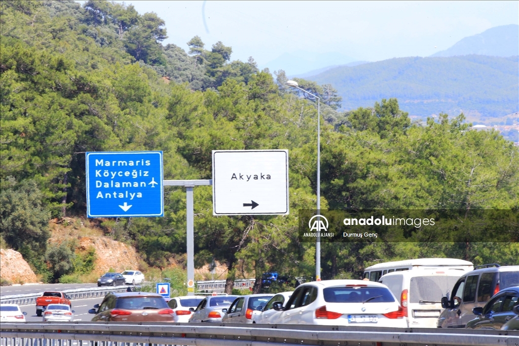 Ölüdeniz ve Akyaka'da tatilciler uzun araç kuyrukları oluşturdu