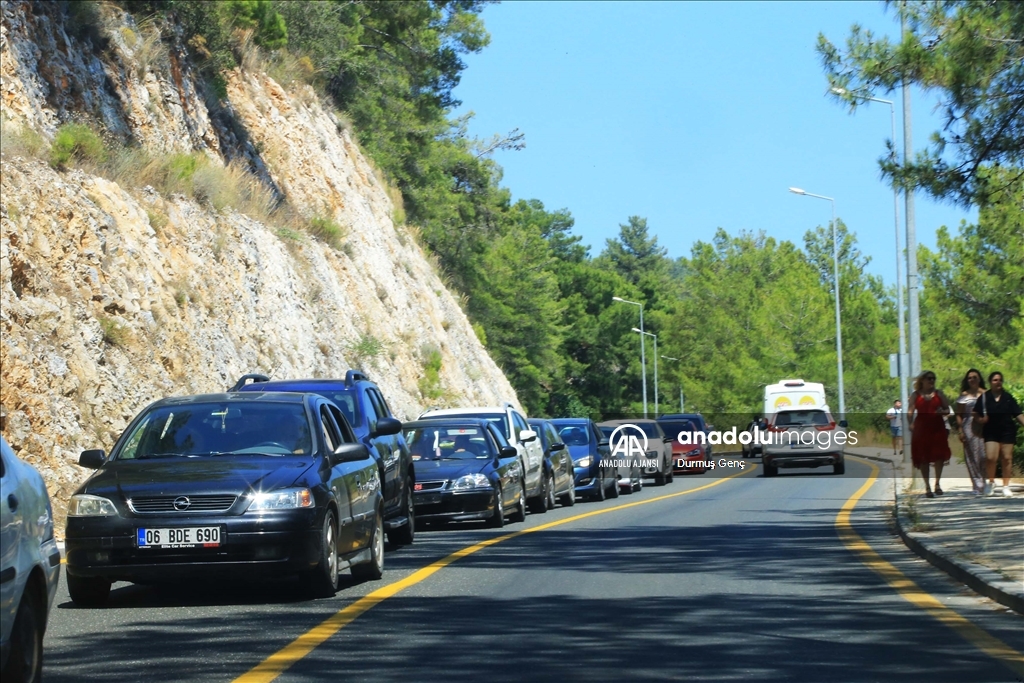 Ölüdeniz ve Akyaka'da tatilciler uzun araç kuyrukları oluşturdu