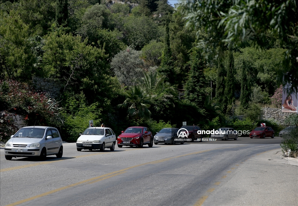 Ölüdeniz ve Akyaka'da tatilciler uzun araç kuyrukları oluşturdu