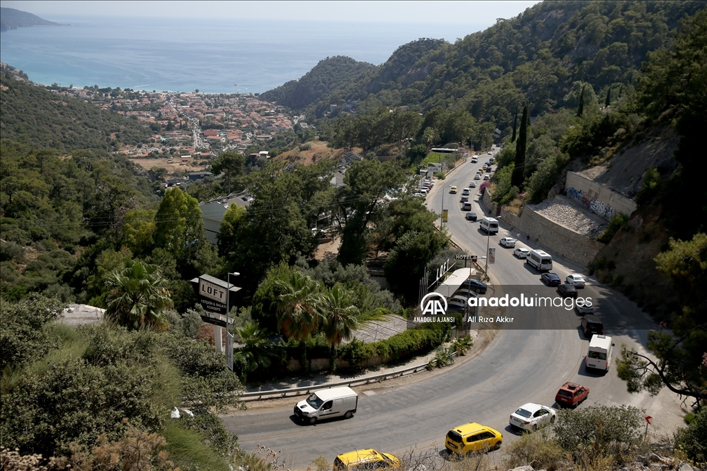 Ölüdeniz ve Akyaka'da tatilciler uzun araç kuyrukları oluşturdu
