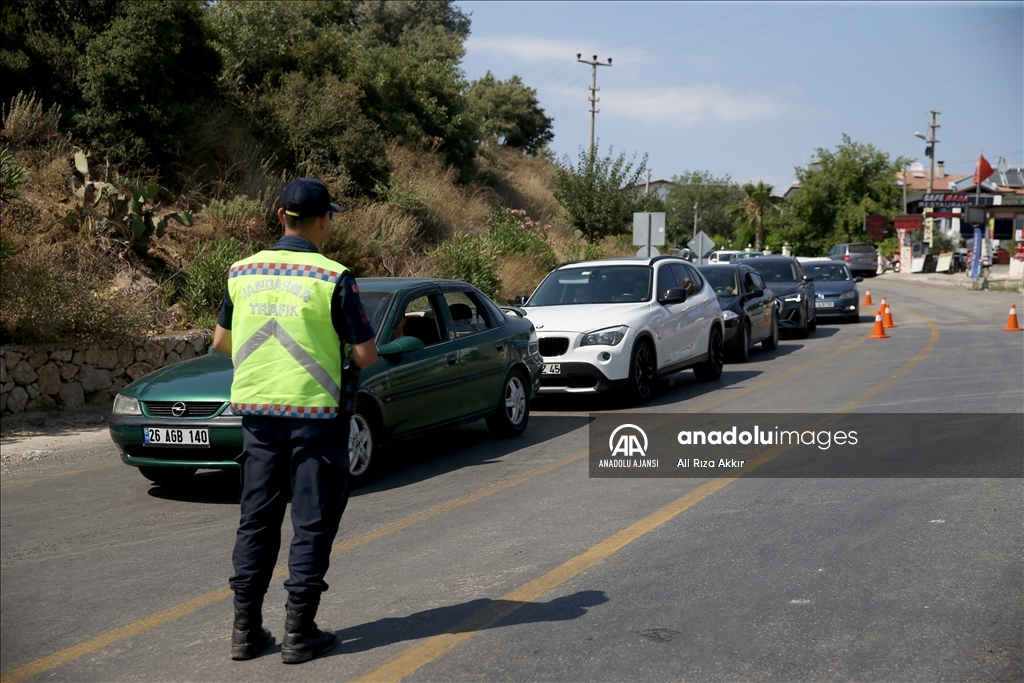 Ölüdeniz ve Akyaka'da tatilciler uzun araç kuyrukları oluşturdu
