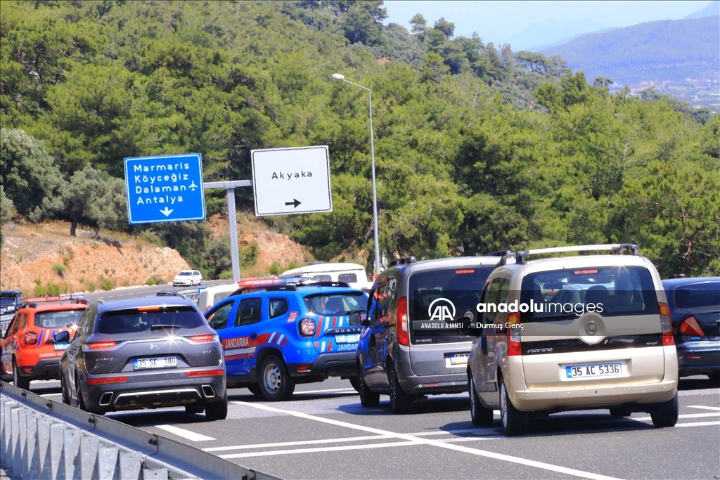 Ölüdeniz ve Akyaka'da tatilciler uzun araç kuyrukları oluşturdu