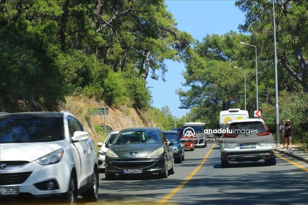 Ölüdeniz ve Akyaka'da tatilciler uzun araç kuyrukları oluşturdu