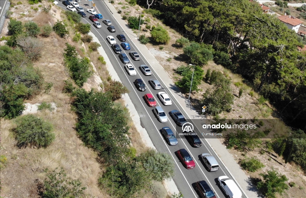 Ölüdeniz ve Akyaka'da tatilciler uzun araç kuyrukları oluşturdu