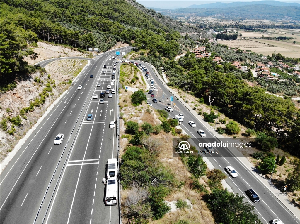 Ölüdeniz ve Akyaka'da tatilciler uzun araç kuyrukları oluşturdu