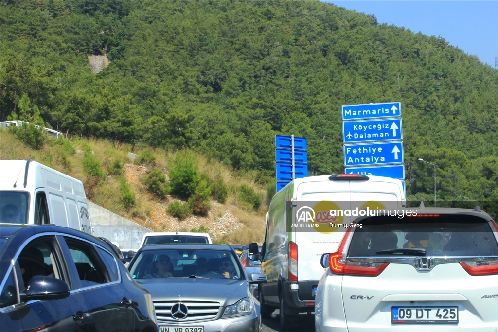 Ölüdeniz ve Akyaka'da tatilciler uzun araç kuyrukları oluşturdu