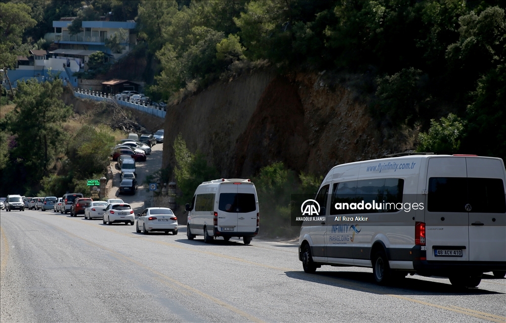 Ölüdeniz ve Akyaka'da tatilciler uzun araç kuyrukları oluşturdu