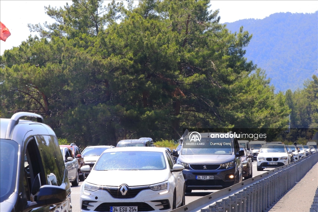 Ölüdeniz ve Akyaka'da tatilciler uzun araç kuyrukları oluşturdu