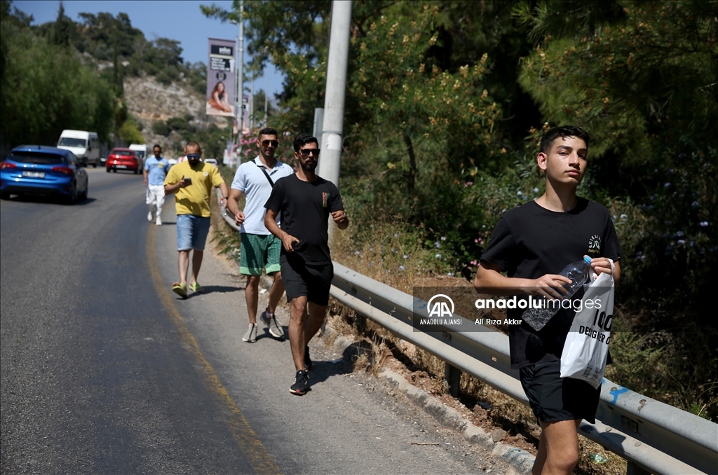 Ölüdeniz ve Akyaka'da tatilciler uzun araç kuyrukları oluşturdu