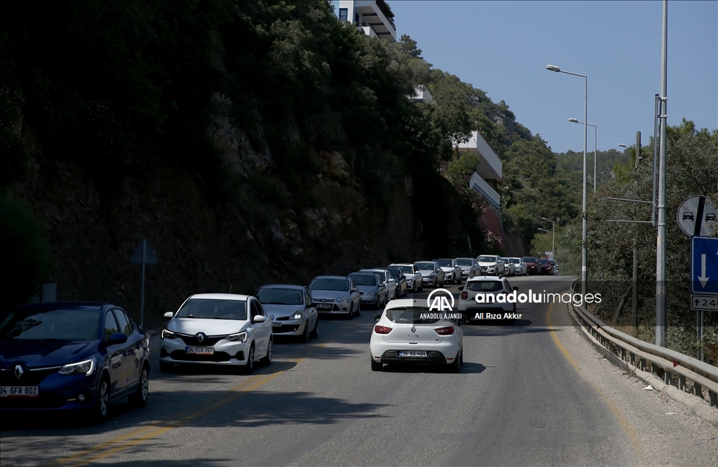 Ölüdeniz ve Akyaka'da tatilciler uzun araç kuyrukları oluşturdu