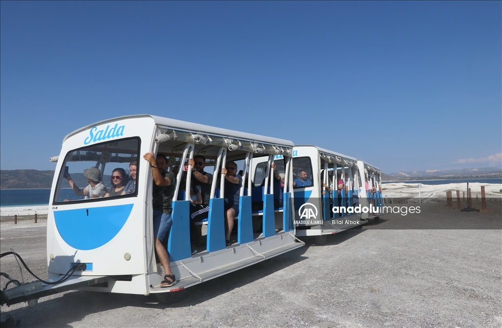 Salda Gölü'nde bayram tatili hareketliliği