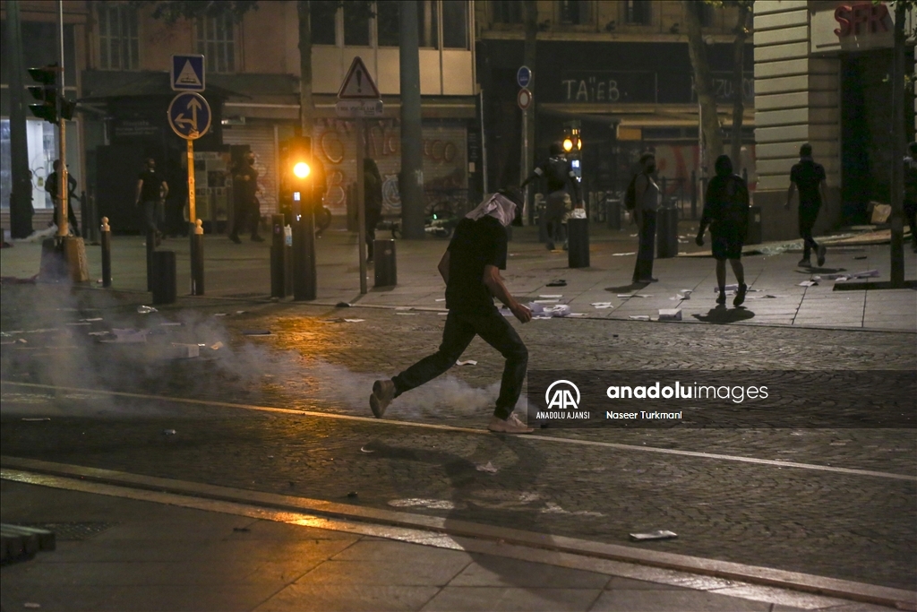 Fransa'da genç sürücünün polisin açtığı ateş sonucu ölümünün ardından başlayan protestolar