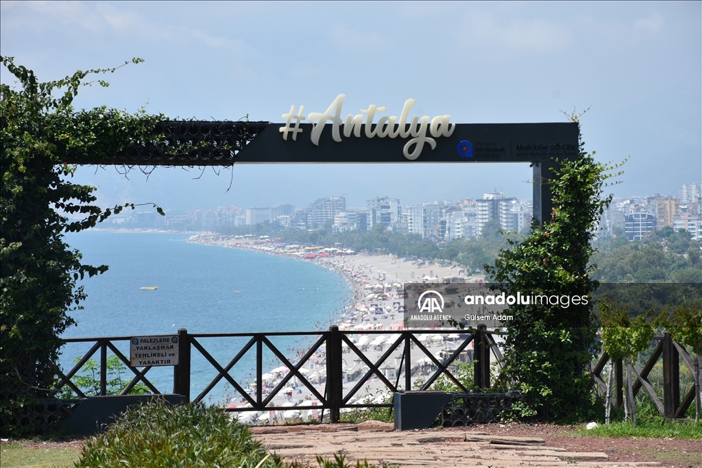 تركيا.. شواطئ أنطاليا تكتظ بالسياح