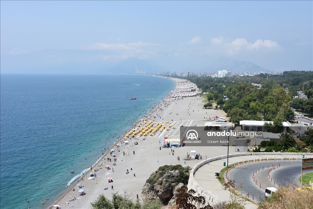 تركيا.. شواطئ أنطاليا تكتظ بالسياح