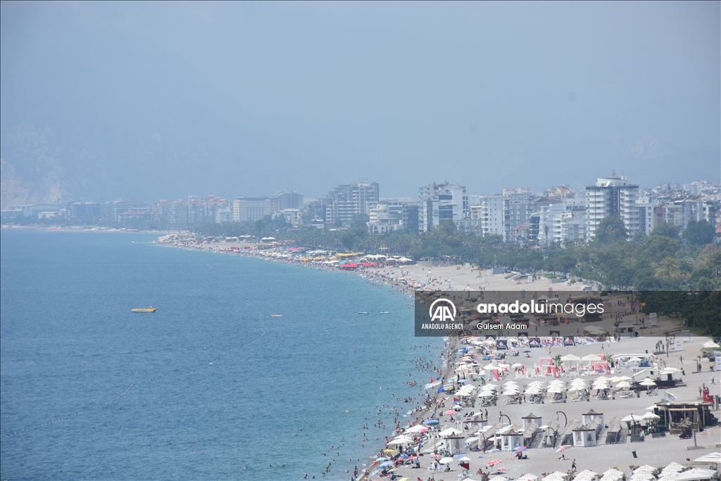 تركيا.. شواطئ أنطاليا تكتظ بالسياح