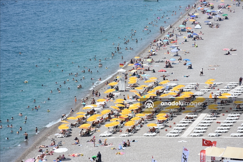 تركيا.. شواطئ أنطاليا تكتظ بالسياح