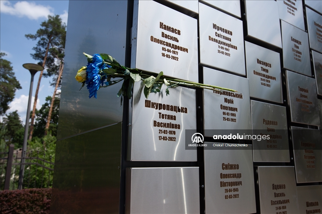 Ukrayna'da 501 sivilin anısına anıt dikildi