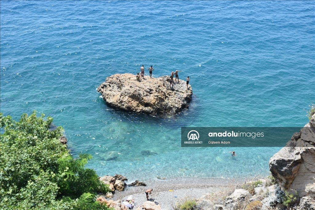 تركيا.. شواطئ أنطاليا تكتظ بالسياح