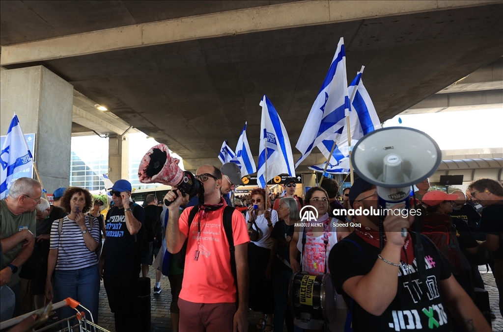 تجمع مردم اسرائیل در اعتراض به دولت نتانیاهو در فرودگاه بن گوریون
