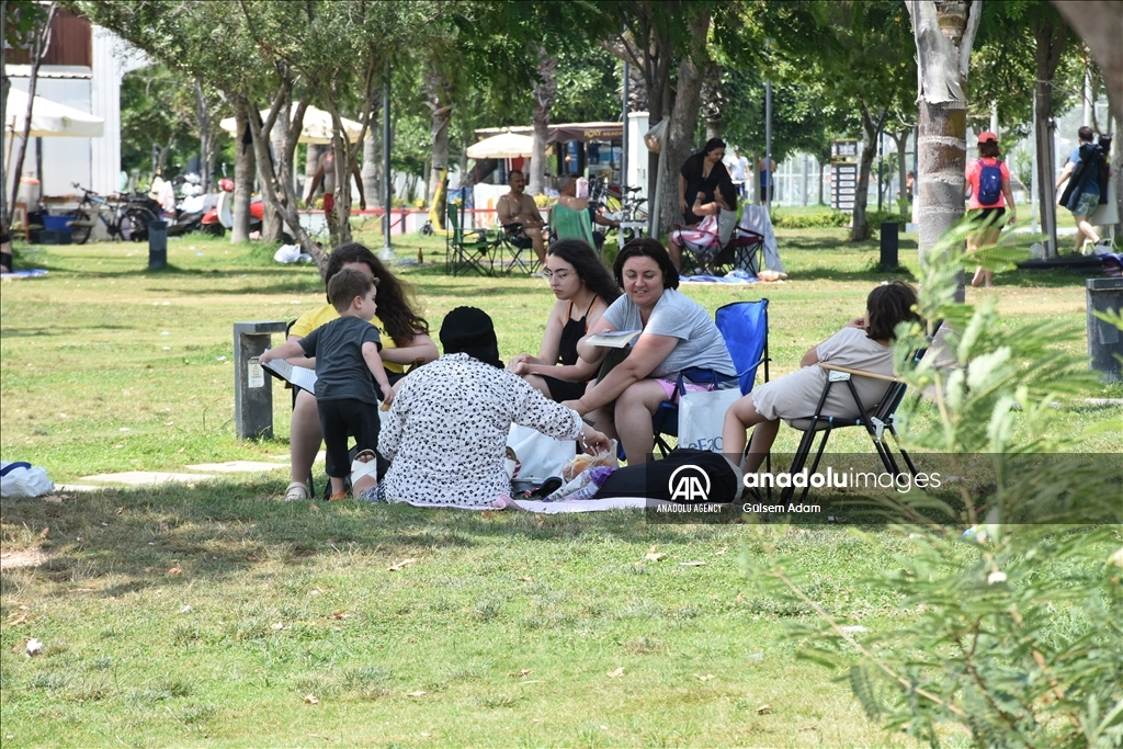 تركيا.. شواطئ أنطاليا تكتظ بالسياح