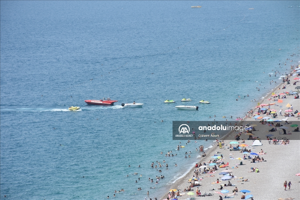 تركيا.. شواطئ أنطاليا تكتظ بالسياح