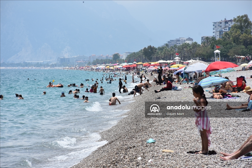 تركيا.. شواطئ أنطاليا تكتظ بالسياح
