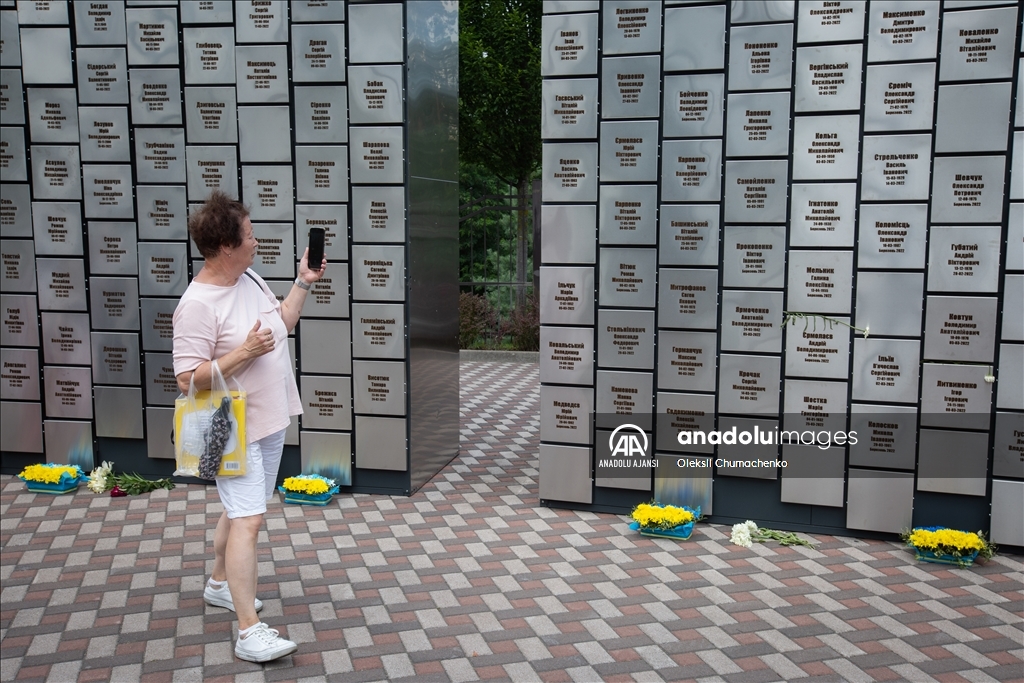 Ukrayna'da 501 sivilin anısına anıt dikildi