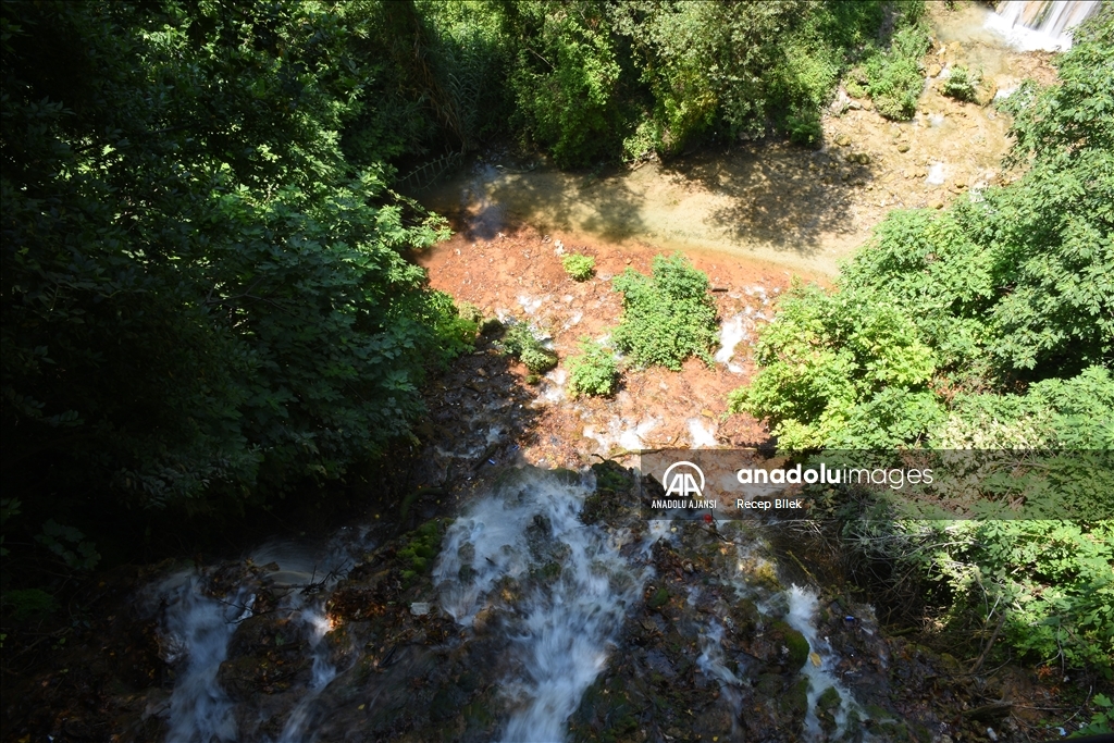 Hatay'daki Harbiye Şelalesi serinlemek isteyenlerin adresi oluyor