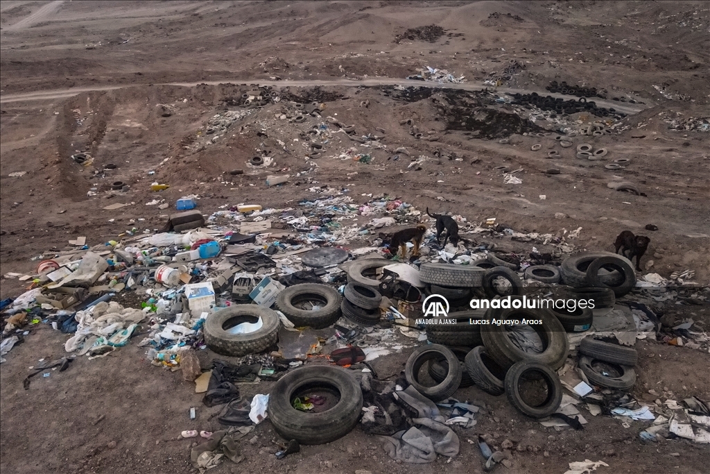 Şili'deki Atacama Çölü'nde tonlarca çöp birikti