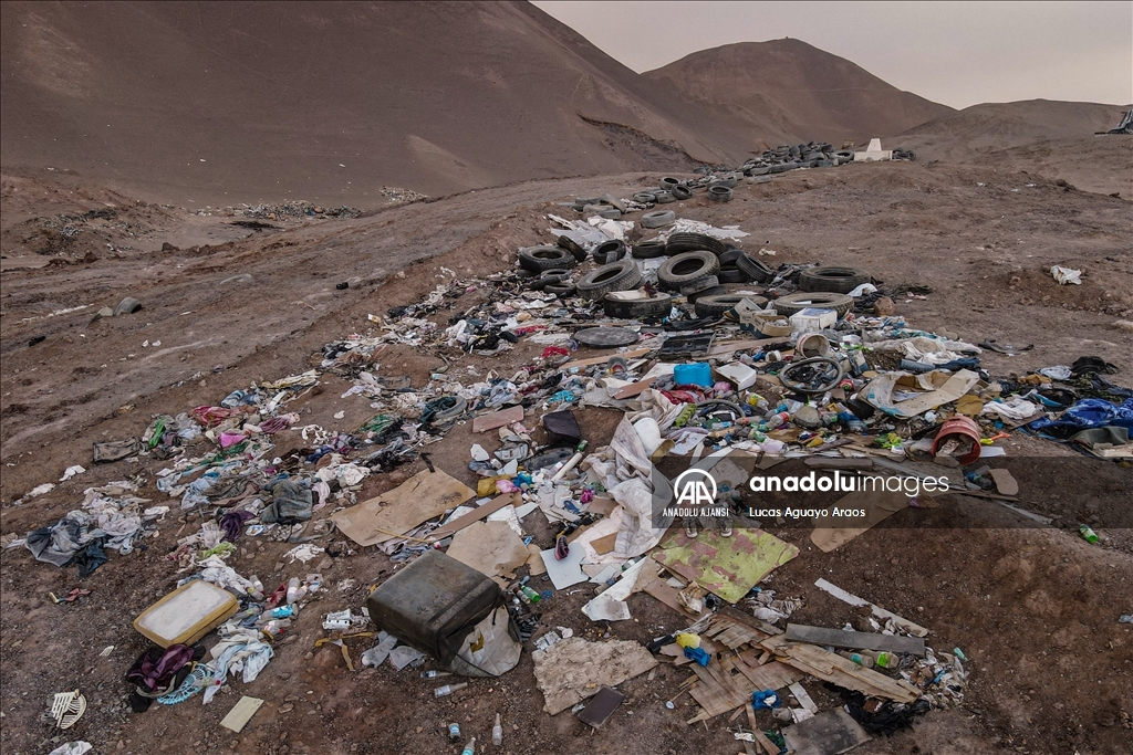 Şili'deki Atacama Çölü'nde tonlarca çöp birikti