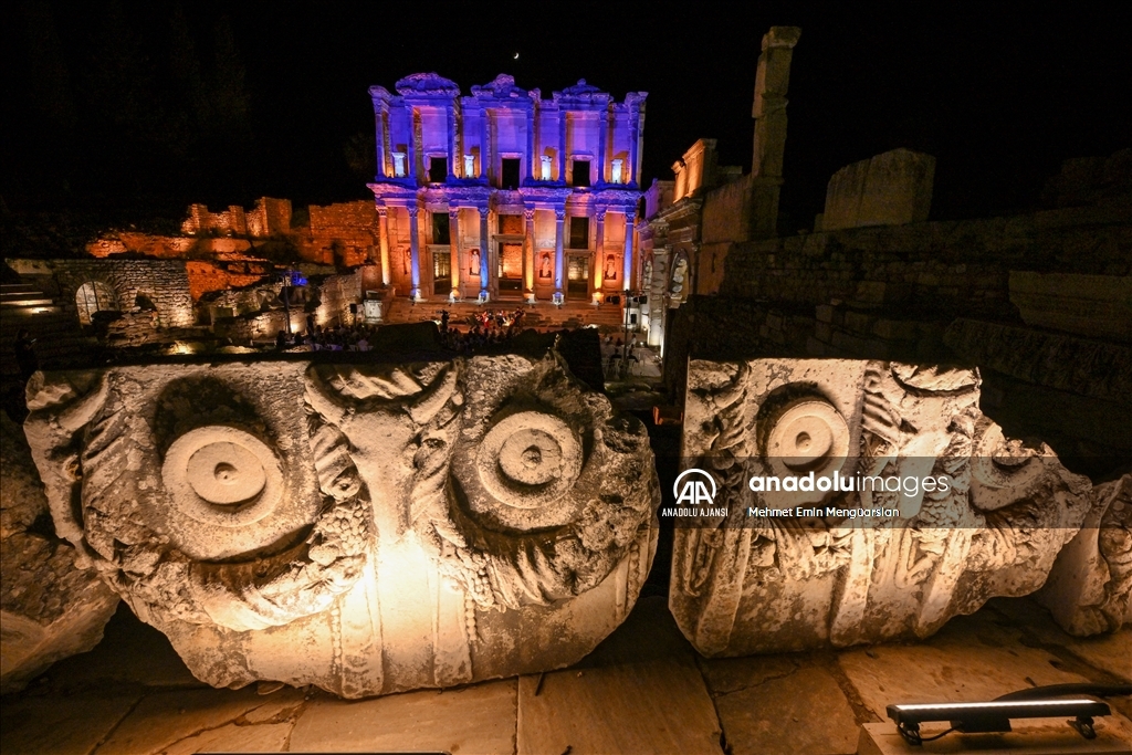 Işıklandırılan Efes Antik Kenti gece ayrı bir güzel