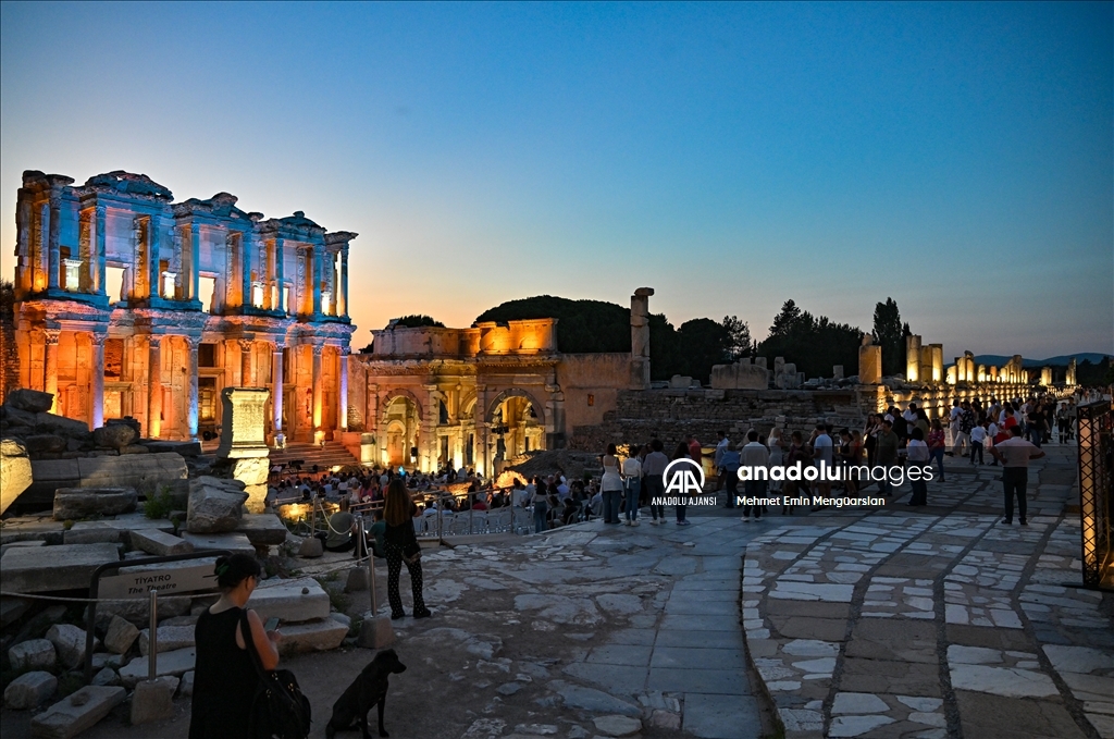 Işıklandırılan Efes Antik Kenti gece ayrı bir güzel