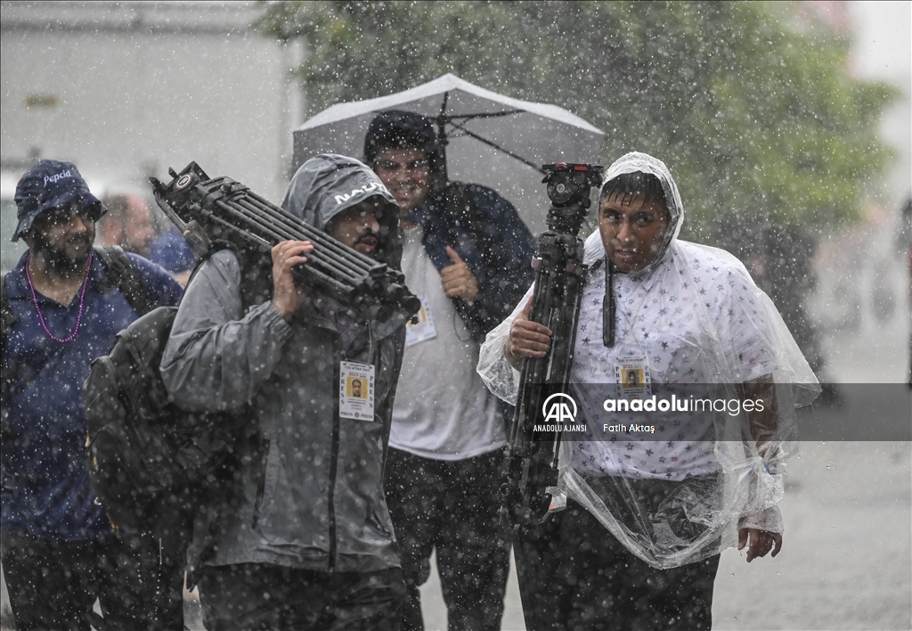 Sosisli sandviç yeme yarışmasına şiddetli yağış engeli