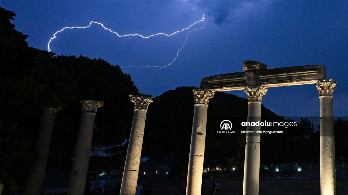 Efes Antik Kenti'nde şimşekler gökyüzünü aydınlattı