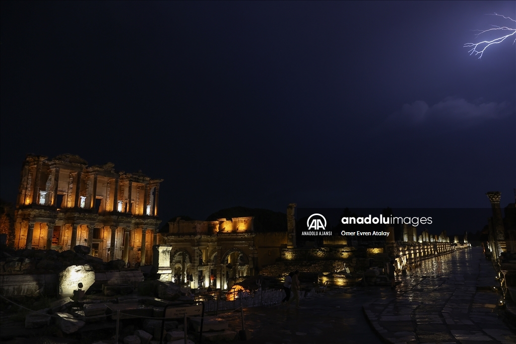 Efes Antik Kenti'nde şimşekler gökyüzünü aydınlattı