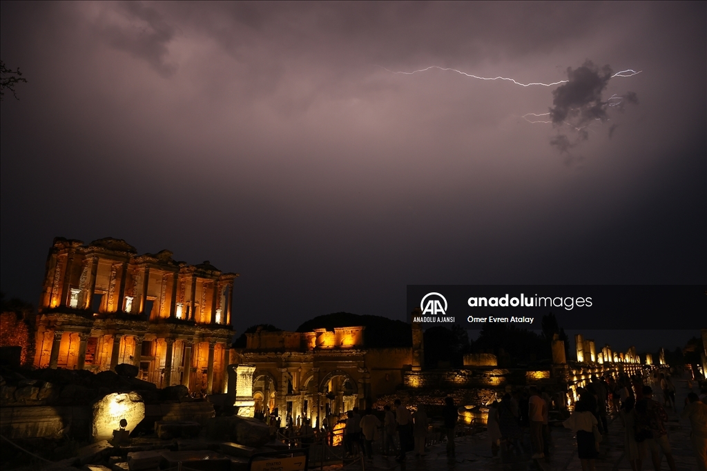 Efes Antik Kenti'nde şimşekler gökyüzünü aydınlattı