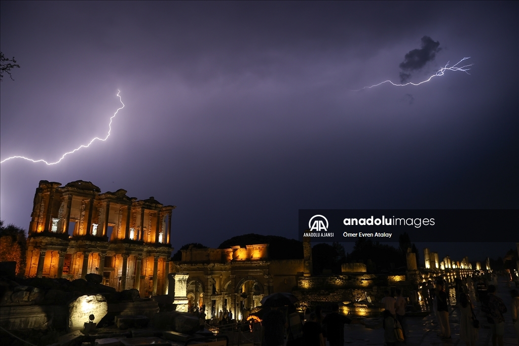 Efes Antik Kenti'nde şimşekler gökyüzünü aydınlattı